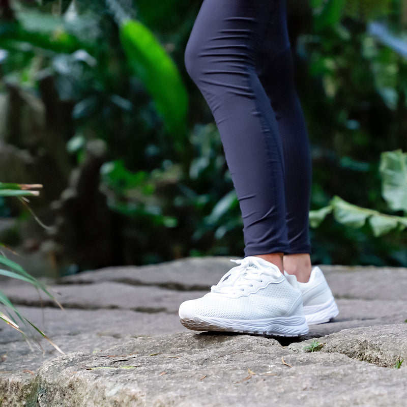 Knixmax Extra breite leichte Damen Laufschuhe für Plattfuß Weiße Sportschuhe mit Schuhen mit breiter Zehenbox